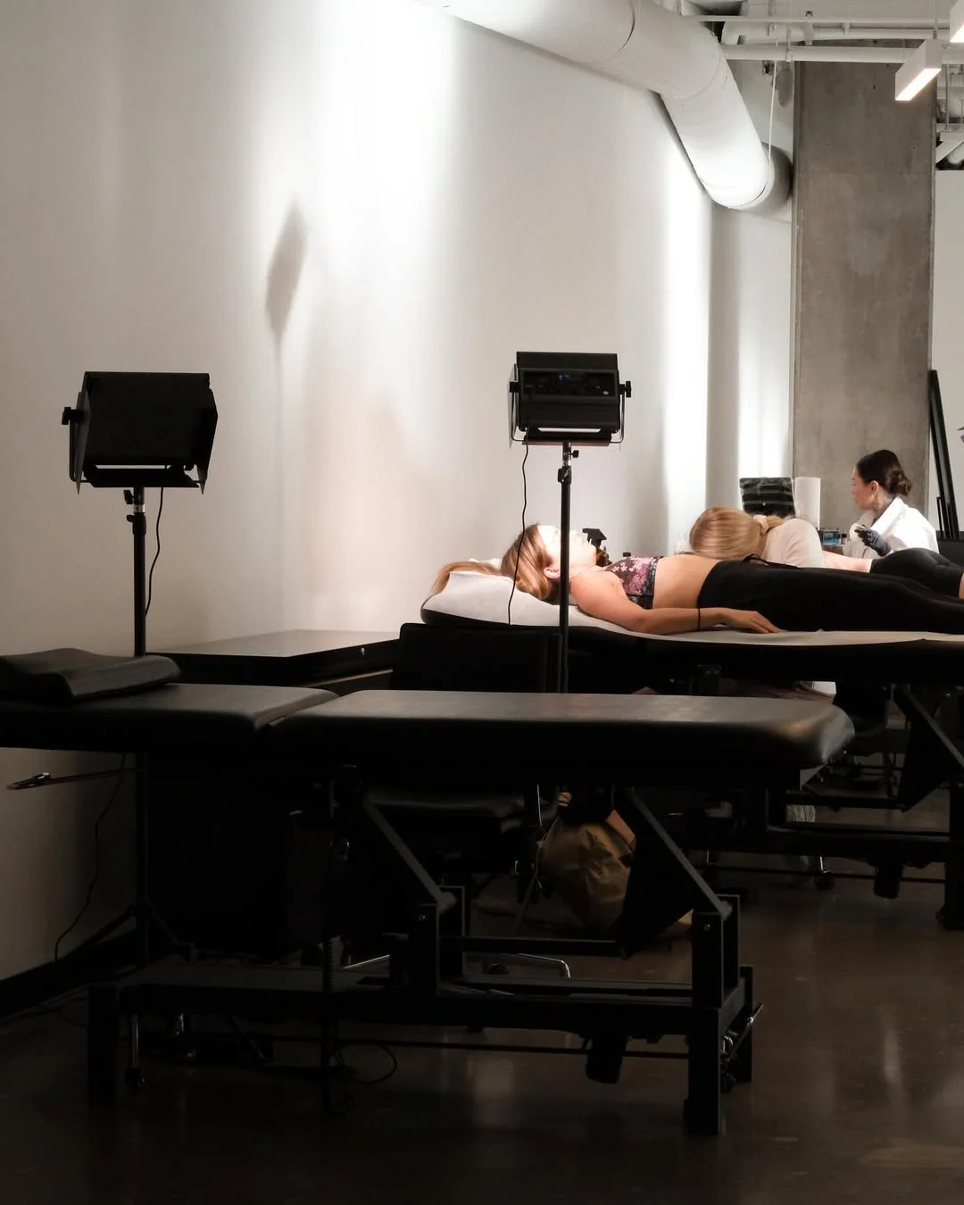 Anna tattooing a client in the studio